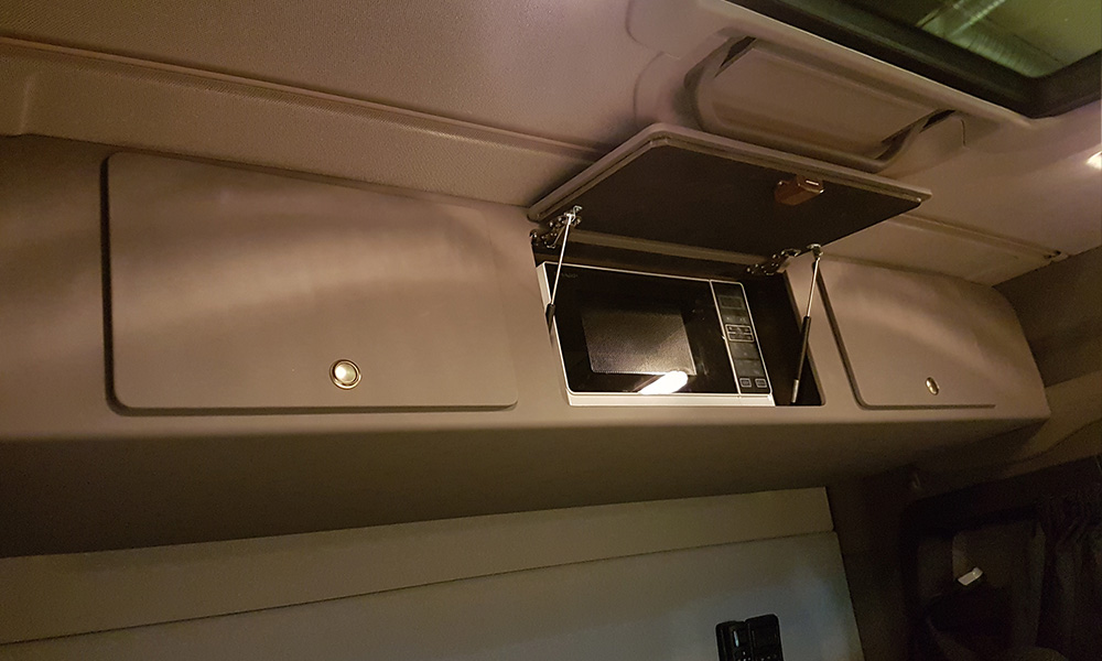 Oberschrank in einem Lastwagen mit offener Tür.