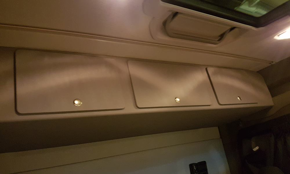 Fertig montierte Oberschränke in einem Lastwagen, Innenausstattung.