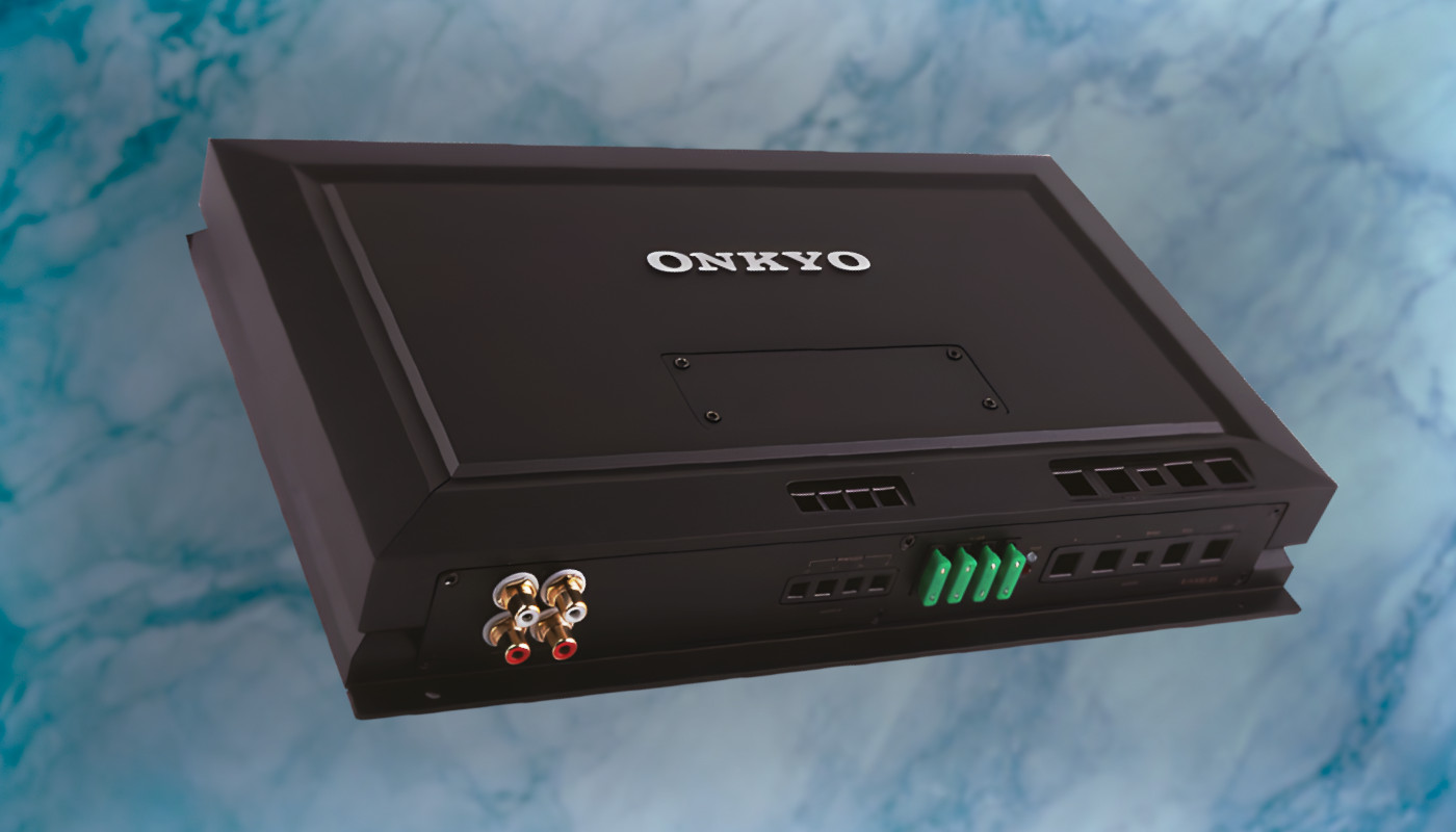 Endstufe von Onkyo vor blauem Marmorhintergrund