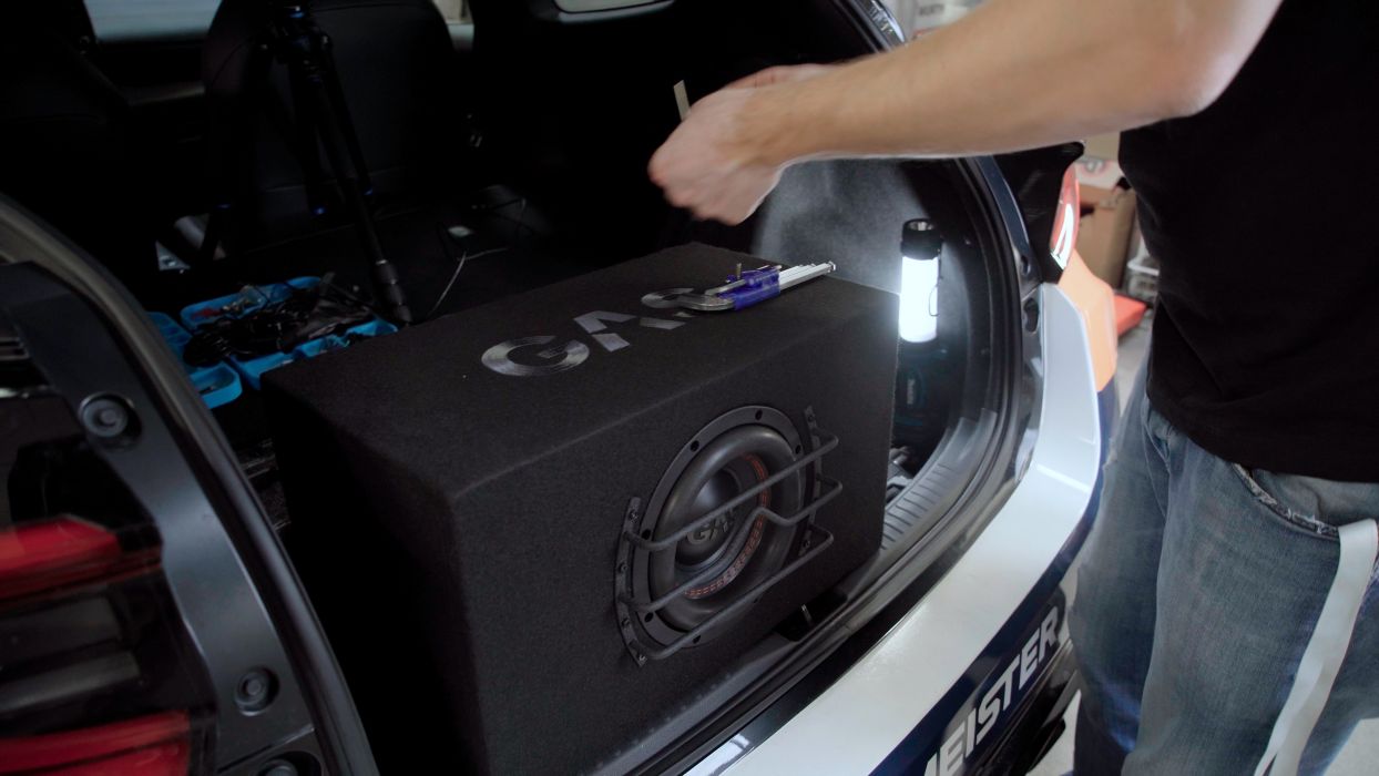 Subwoofergehäuse MAX B1-18E im Kofferraum des GR Yaris.