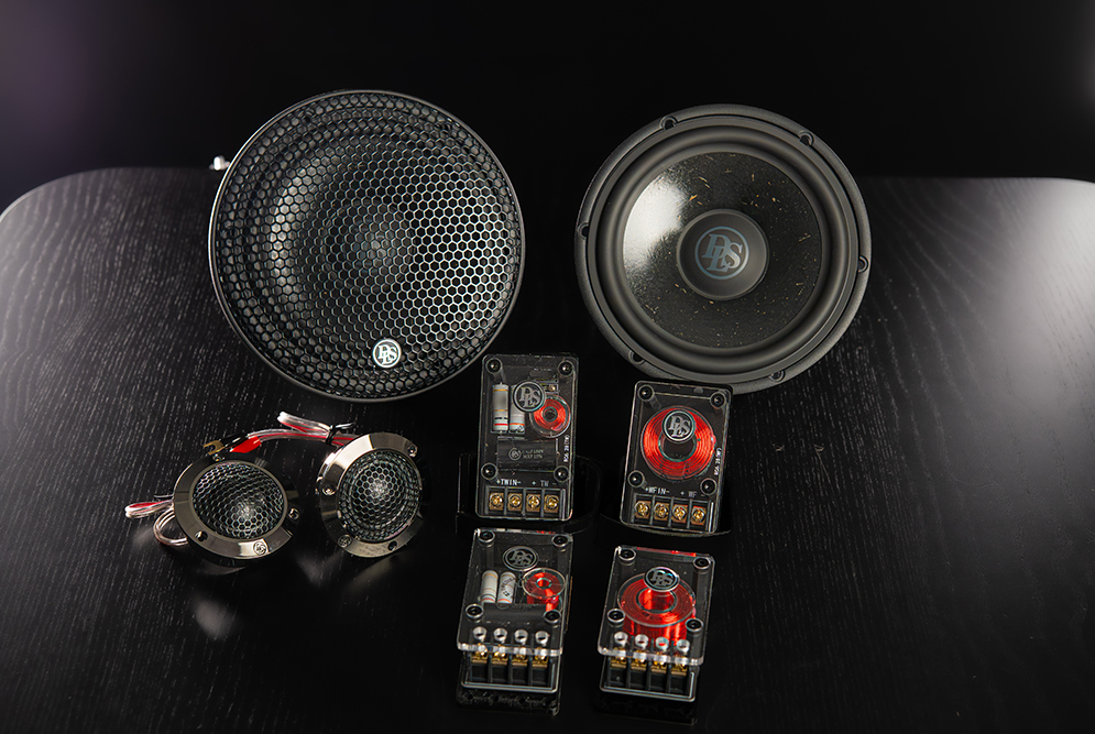 Das gesamte RC6.28-System zusammengeführt, Tiefmitteltöner, Hochtöner und separate Filter