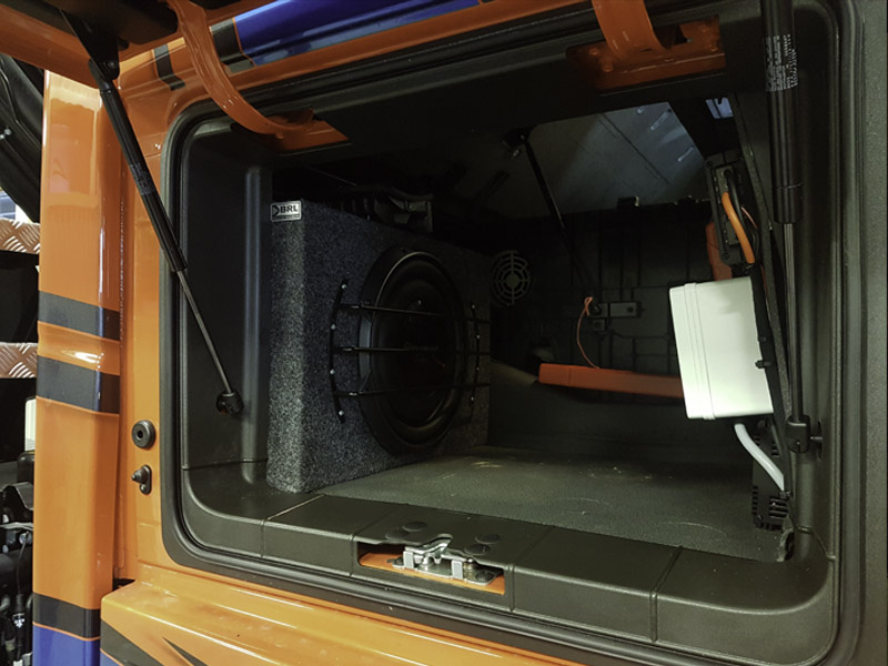 Bild vom Laderaum in einem Lastwagen mit installiertem Bassbox.