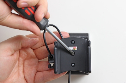 Brodit Aktivhalterung mit USB-Kabel und Zigarettenanzünder-Adapter, CAT B100