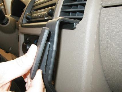 Nissan Navara 06-10, angewinkelt
