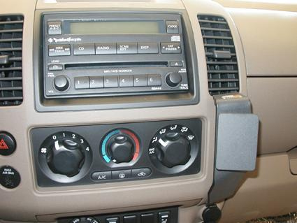 Nissan Navara 06-10, angewinkelt