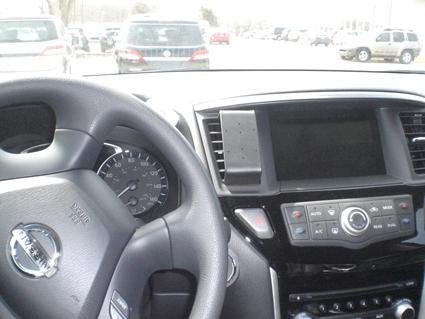 Nissan Pathfinder 13-15, zentriert