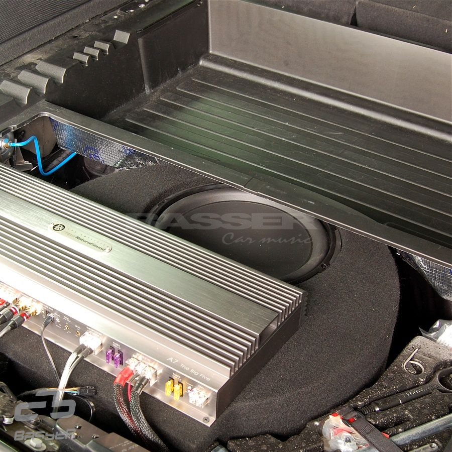 Leeres Subwoofer-Gehäuse Audi Q7