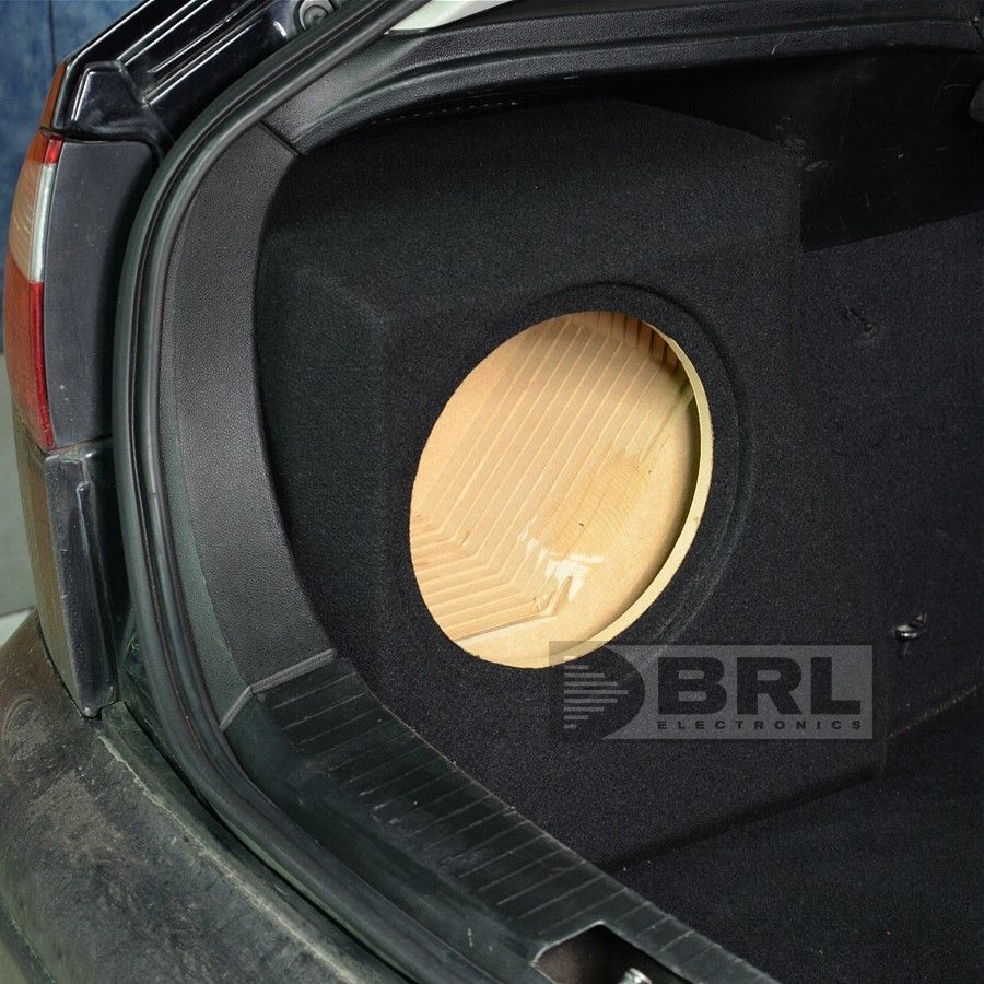 Leeres Subwoofer-Gehäuse Seat Leon 10''