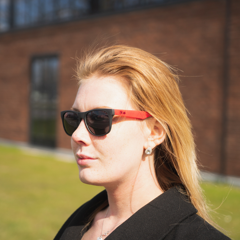 Rote und schwarze Sonnenbrille von Bass Habit