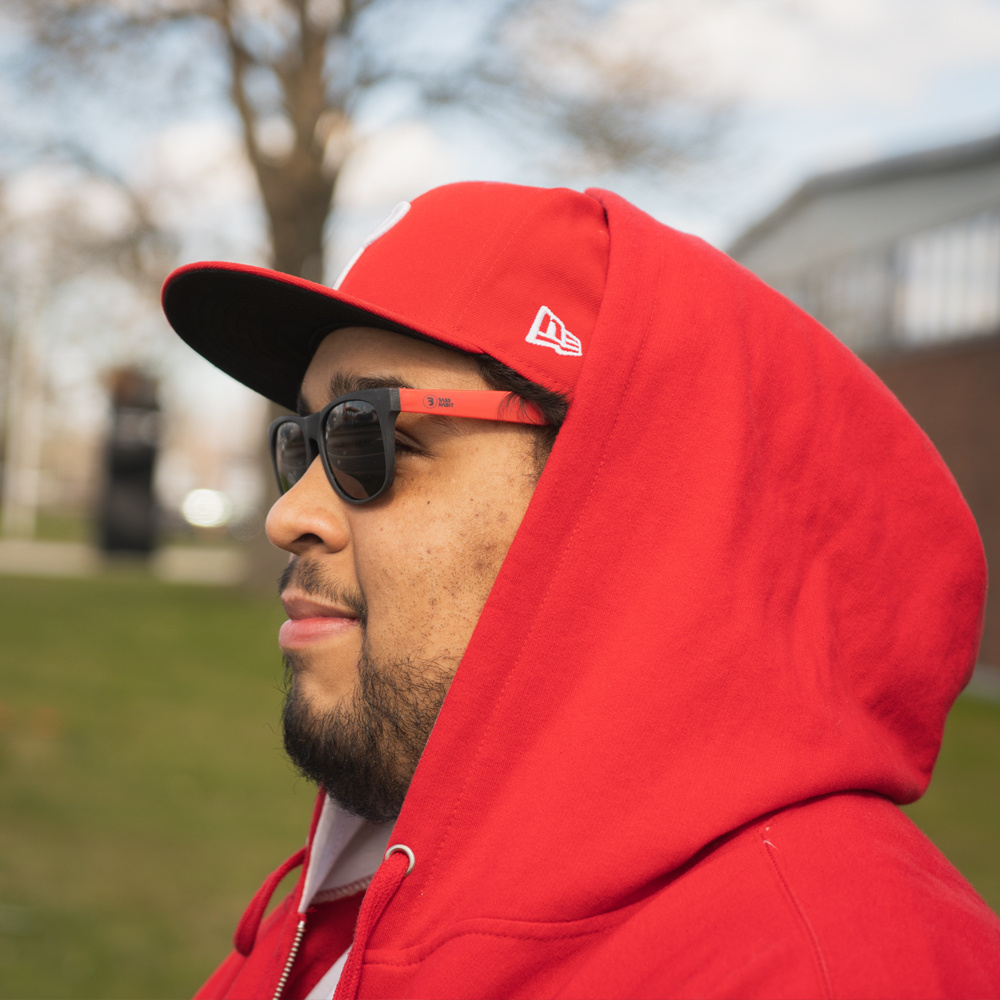 Rote und schwarze Sonnenbrille von Bass Habit