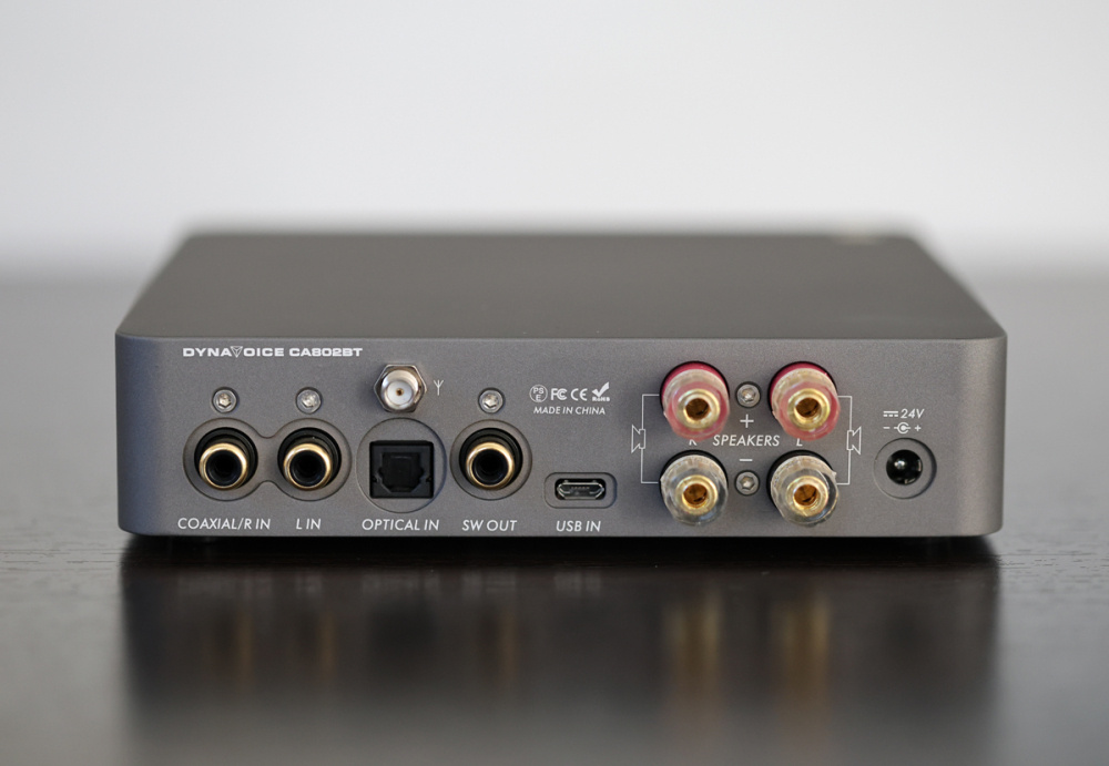 Dynavoice CA802BT mit SC4B & 2 Paar DLS MB6i Außenlautsprecher, weiß
